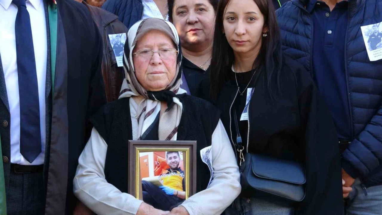Duruşmaya oğlunun portresiyle gelen anne: Ne olur bir an önce ceza verin de buralara gelmeyeyim