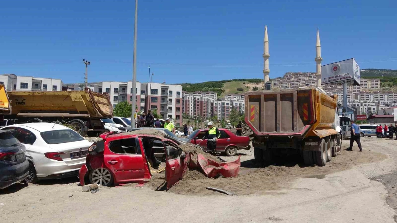 Freni boşalan kamyon 7 araca çarptı: 6 yaralı