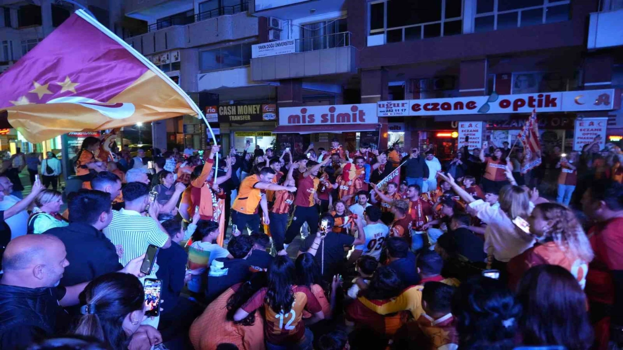 Galatasarayın şampiyonluğu Antalyada kutlandı
