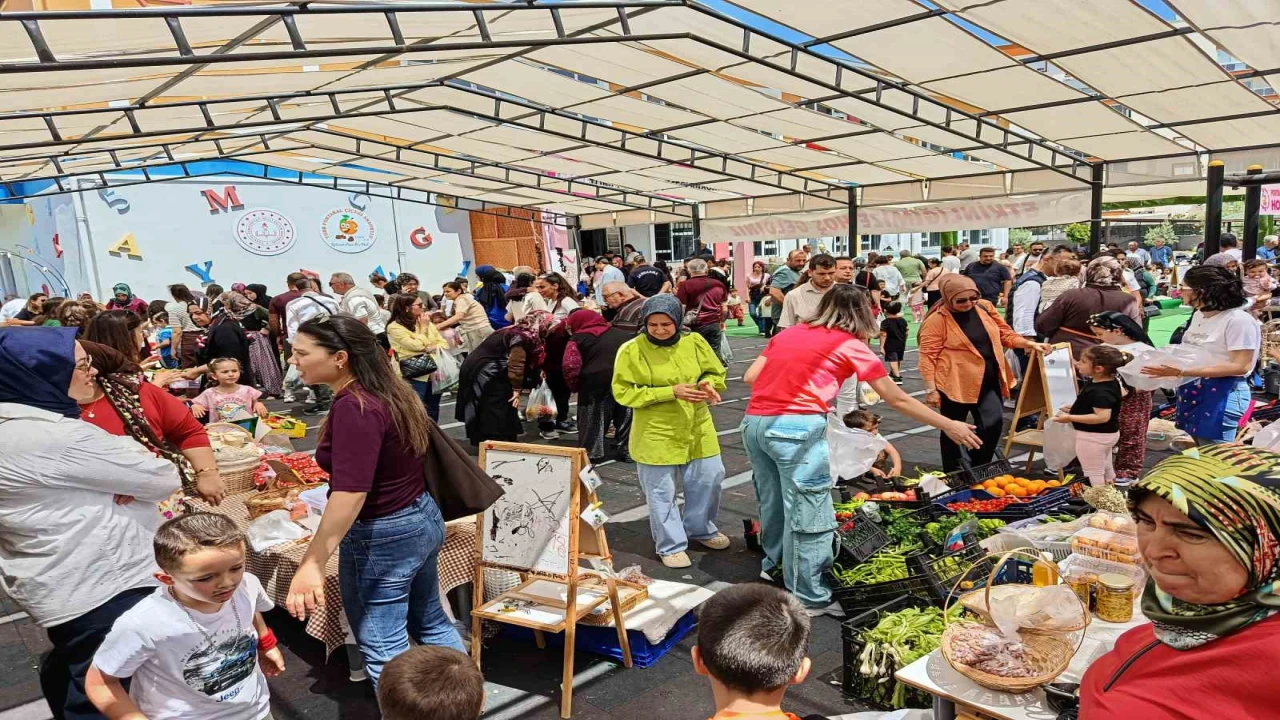 Gazzeli çocuklar için okul bahçesini semt pazarına dönüştürdüler