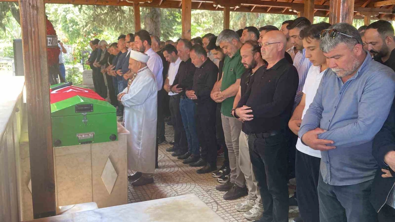 Girdiği denizde hayatını kaybeden genç hakem son yolculuğuna uğurlandı