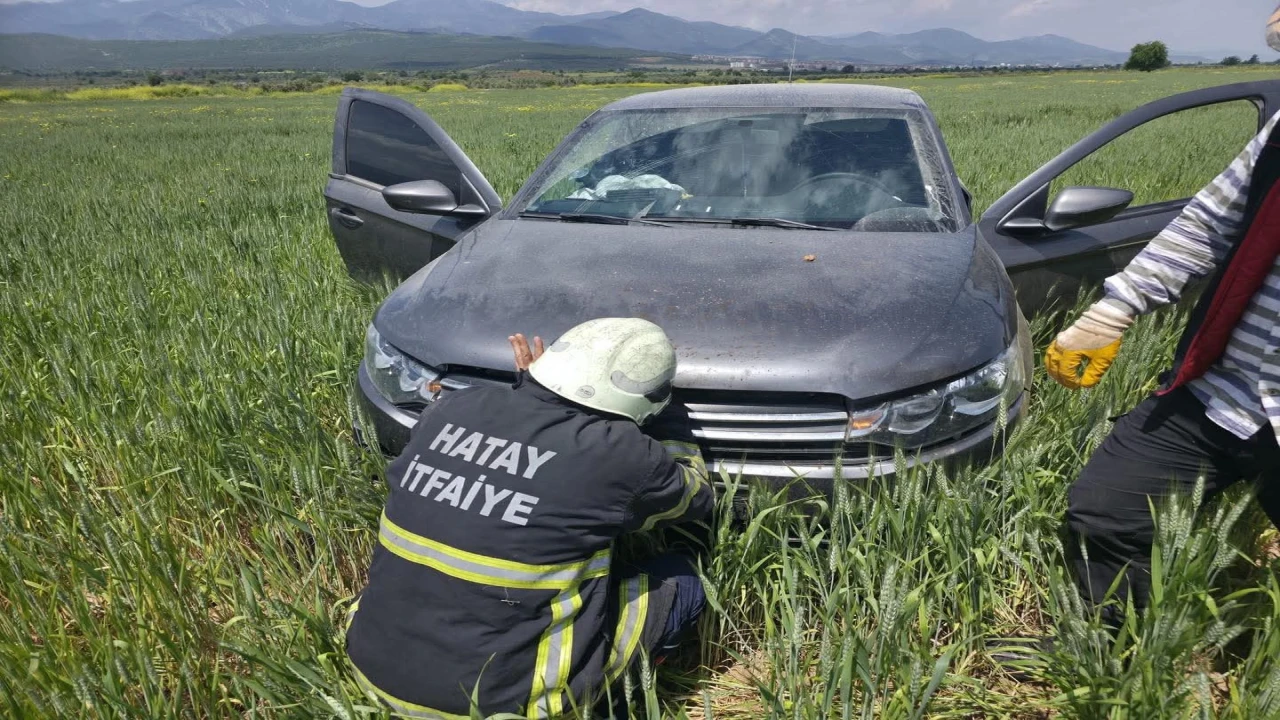 Hassada tarlaya uçan otomobilin sürücüsü yaralandı