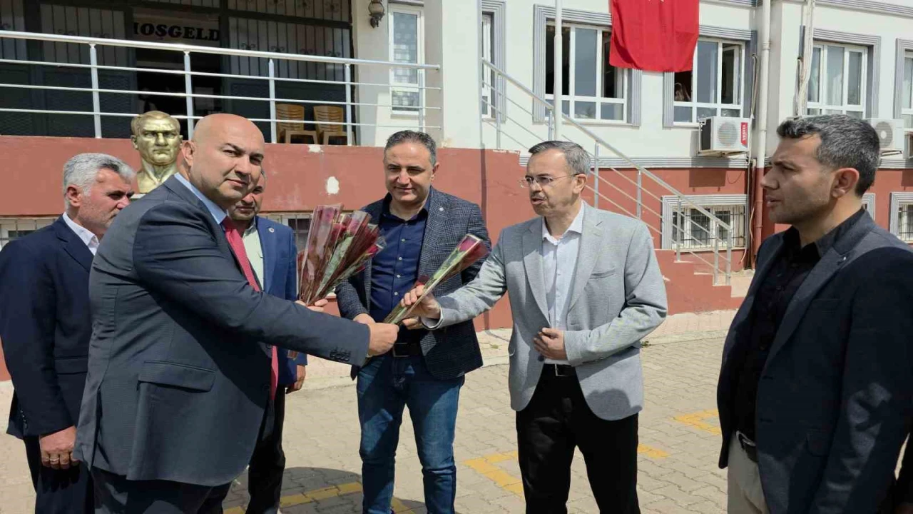 Hassalı muhtarlardan öğretmenlere çiçekli teşekkür