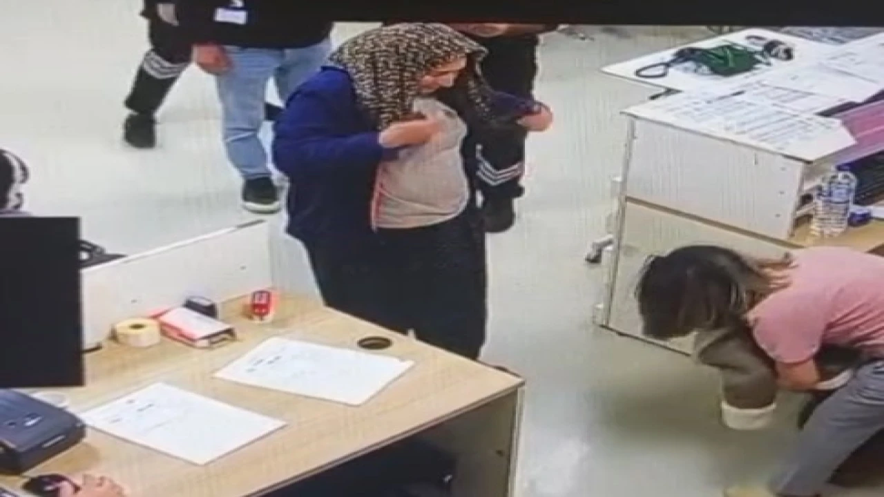 Hastane kantininde boğazına şeker kaçan Minayı hemşire kurtardı