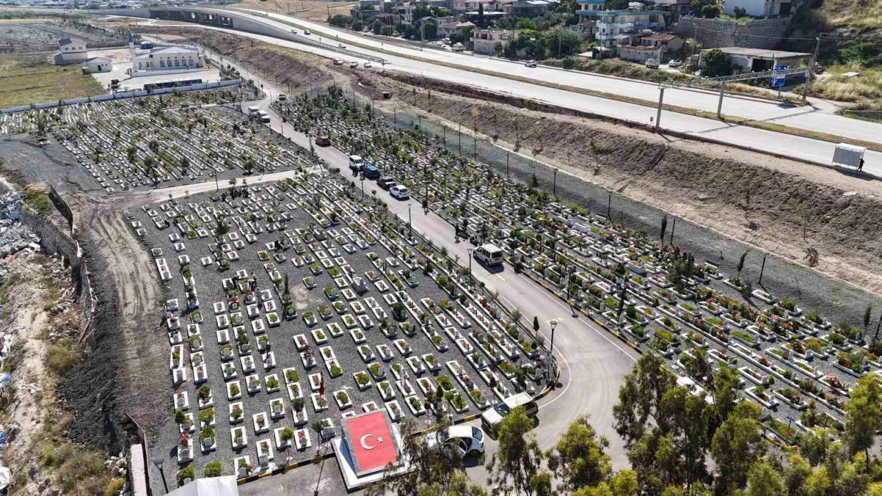 Hatayda deprem şehitliğinde buruk Kurban Bayramı