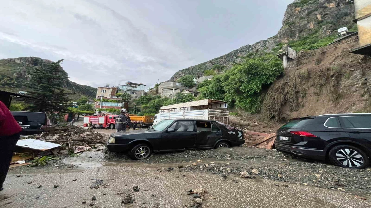 Hatayda sağanak yağış nedeniyle müstakil ev çöktü: 1 ölü, 2 yaralı