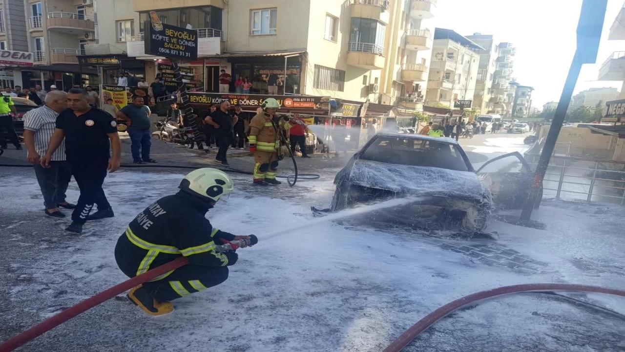 Hatayda seyir halindeki otomobilin motoru alev aldı
