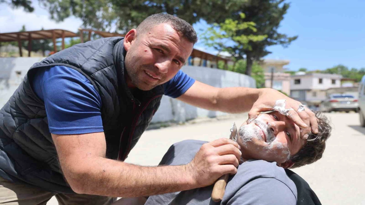 Hatayda ürettiği bıçakların keskinliği göstermek için insanları tıraş ediyor
