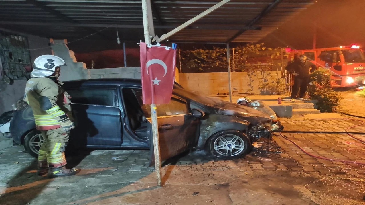 İskenderunda otomobilin motorundan alevler yükseldi