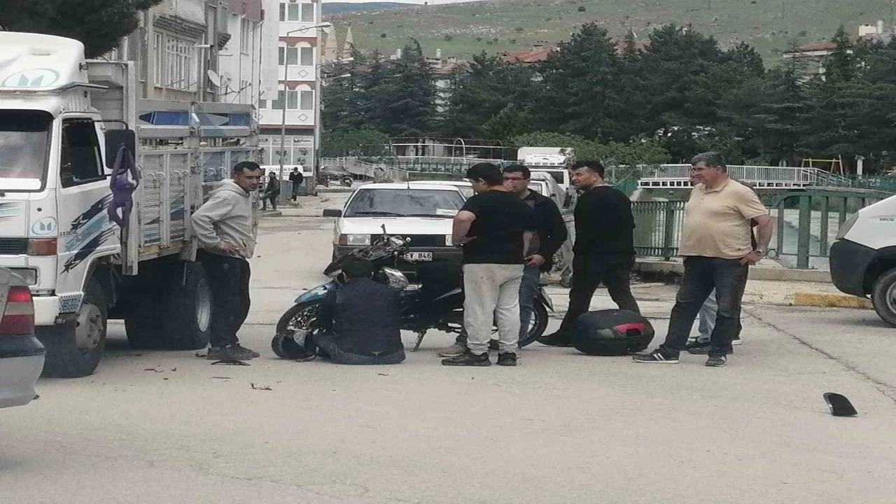 Ispartada kamyonet ile motosiklet çarpıştı: 1 yaralı