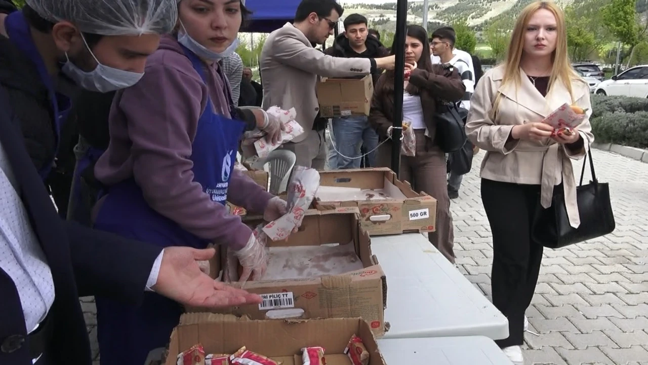 Ispartada öğrencilere 5 bin adet balık ekmek dağıtıldı
