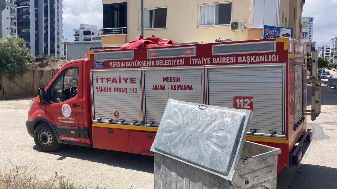 İşyerinin arkasındaki eşyalar yandı, çevreyi kara dumanlar kapladı