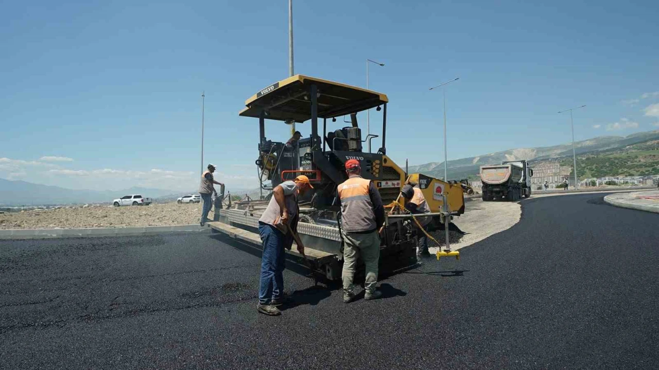 Kahramanmaraşta 12 farklı noktada kapsamlı sıcak asfalt çalışması