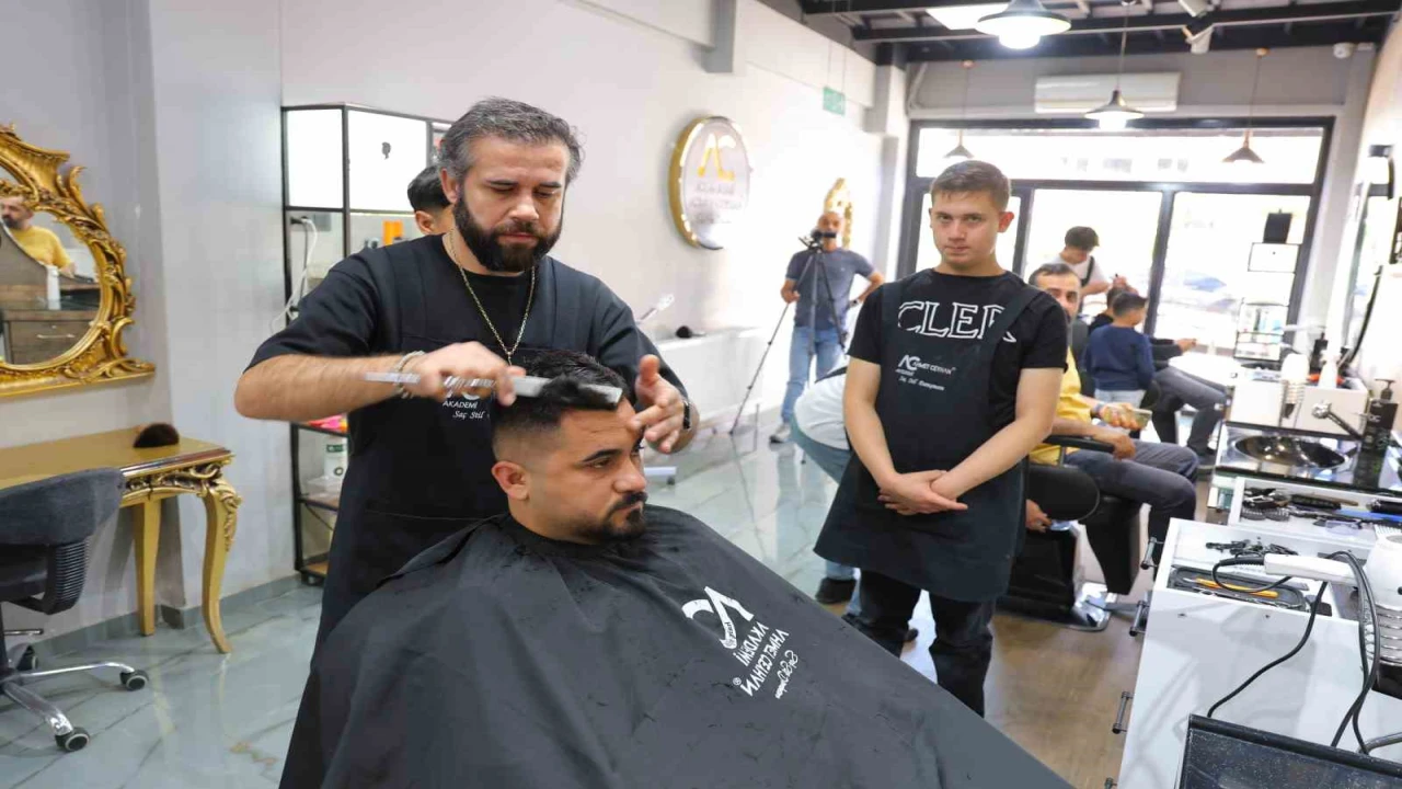 Kahramanmaraşta bir berber özel bireye meslek kapısı açtı