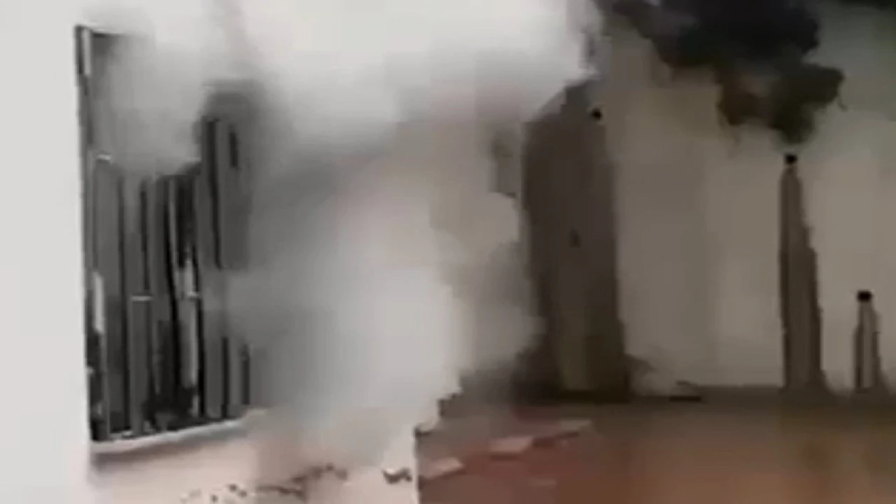 Kahramanmaraşta ev yangını: Mahsur kalan 3 kişiyi itfaiye kurtardı