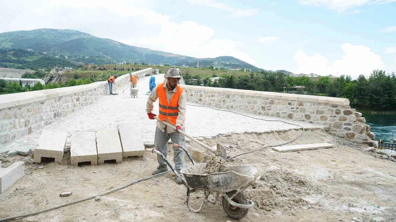 Kahramanmaraşta tarihi Ceyhan Köprüsü yenileniyor