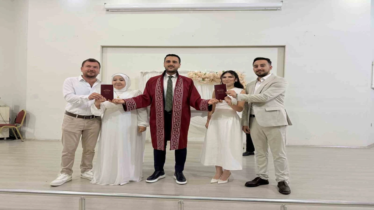 Kardeşlerin çifte mutluluğu: Aynı gün evlenip, birbirlerine şahit oldular