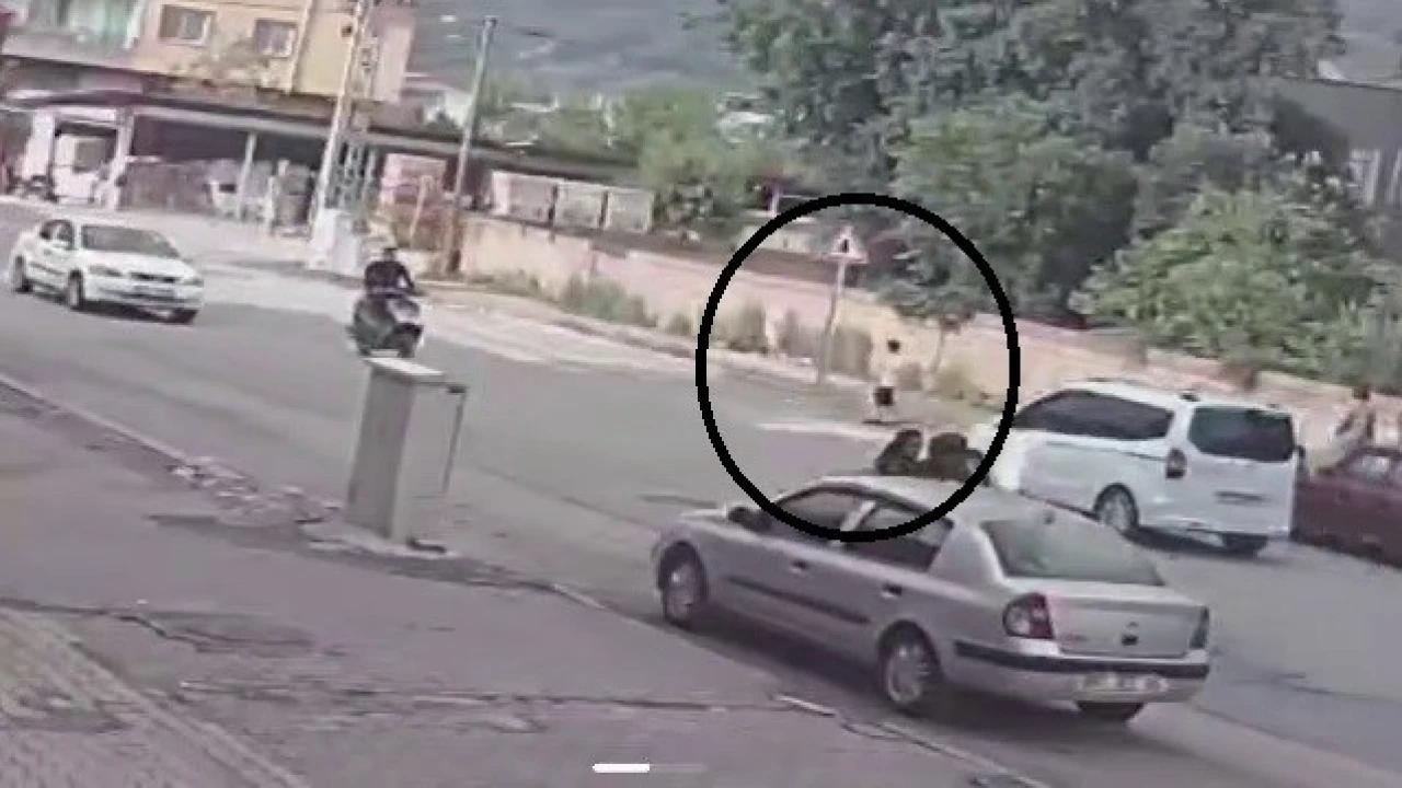 Karşıya geçmeye çalışan dalgın çocuk araca çarptı