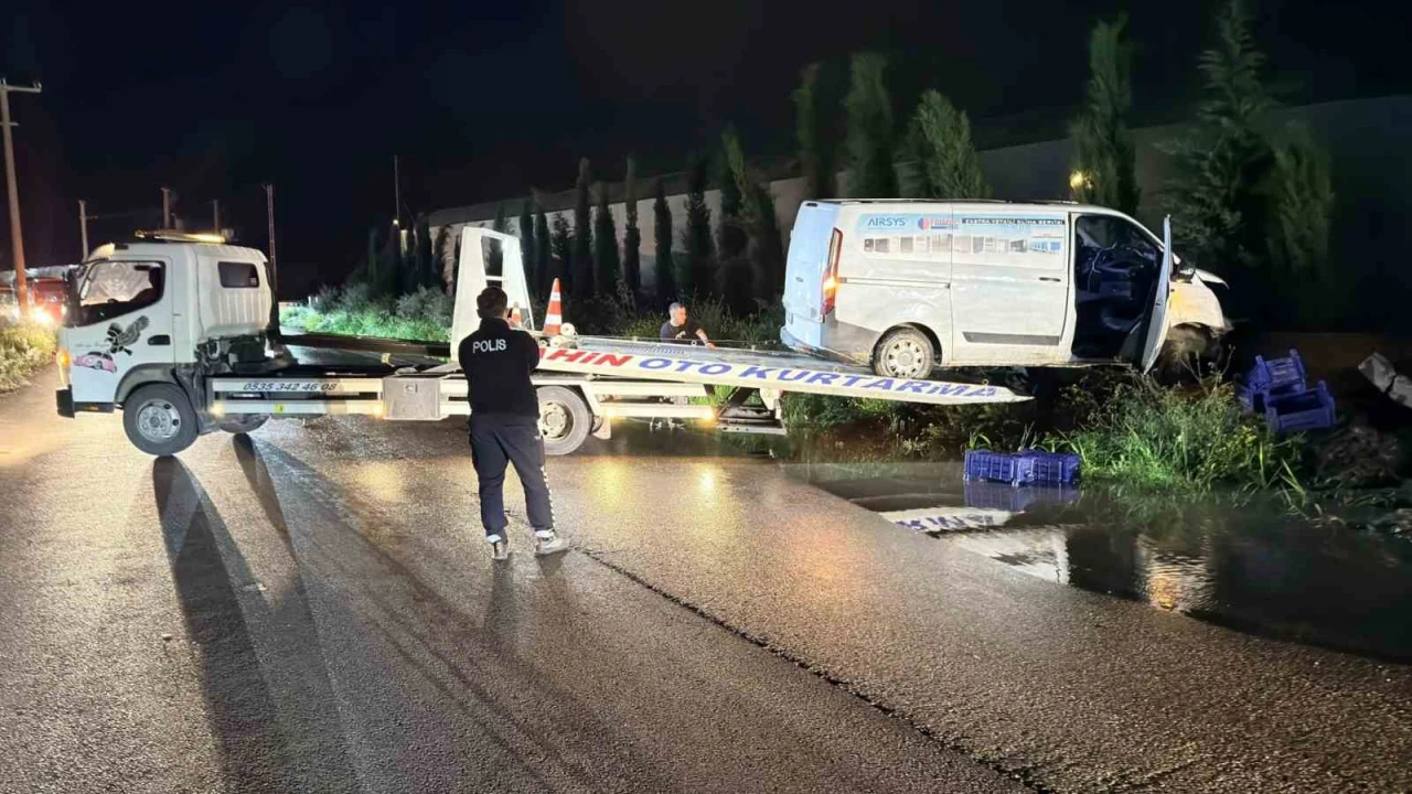 Kaza yapan kamyonet su kanalında asılı kaldı: 1 yaralı