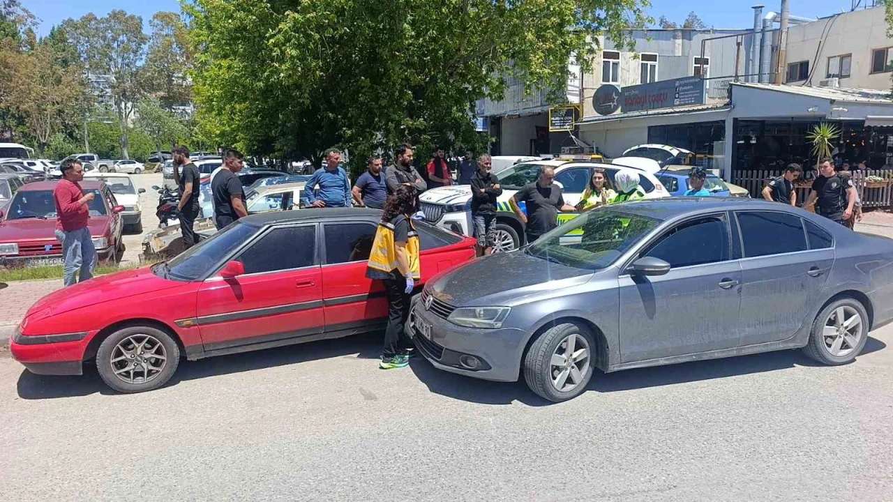 Kazaya neden olan sürücü, kendisini durdurmak isteyenlere biber gazı sıktı