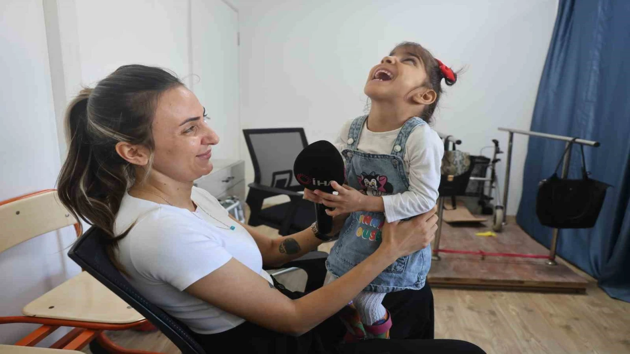 Kendi ayakları üzerinde durmayı başaran serebral palsi hastası Ada Sunun annesine kendi elleriyle verdiği çiçek yürekleri ısıttı