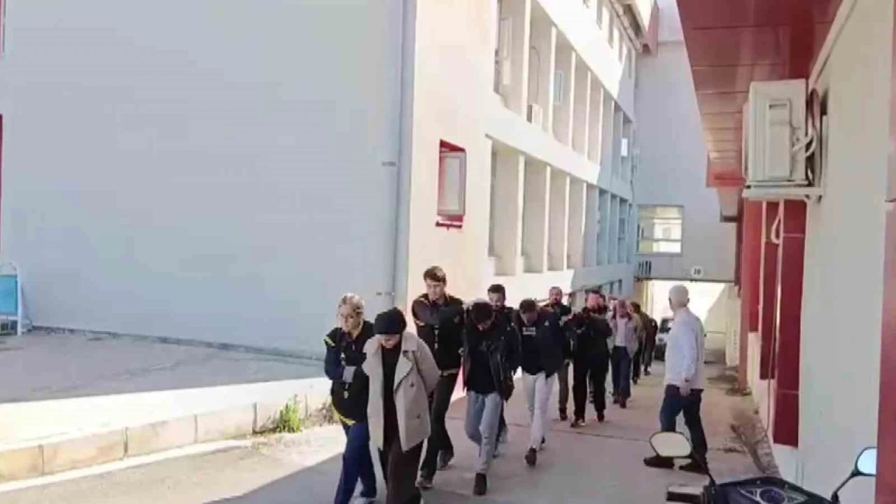 Kendilerini hakim, savcı ve polis olarak tanıtıp milyonluk vurgun yapan şebeke çökertildi