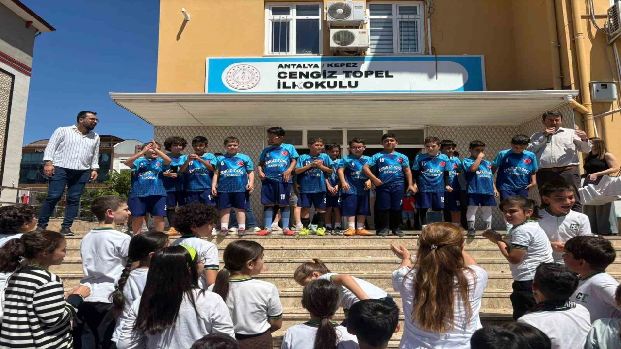 Kepezde ilkokullar arası futbol turnuvasının şampiyonu Cengiz Topel İlkokulu oldu