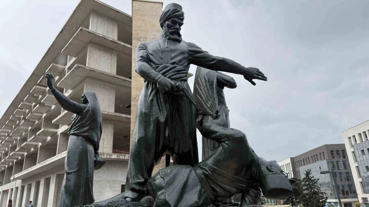 Kıbrıs Meydanındaki anıt yeniden ait olduğu yerde