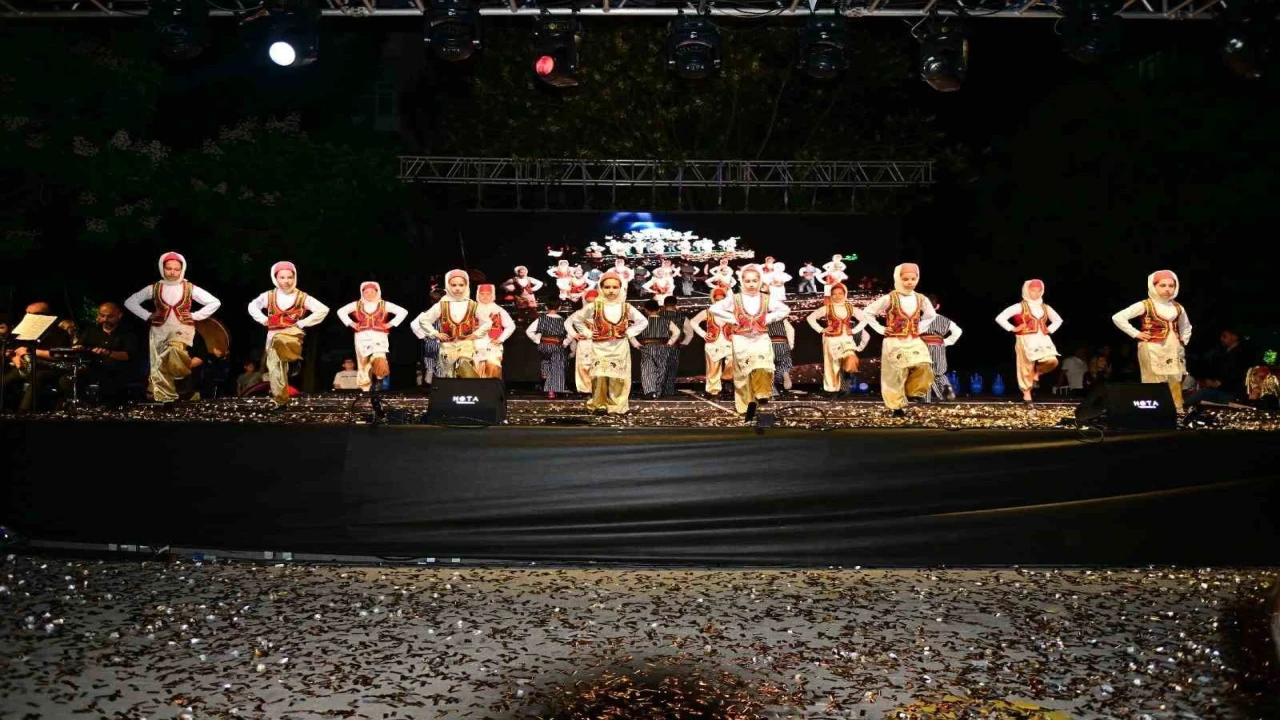 Konyaaltı İlkokulundan renkli halk oyunları şenliği