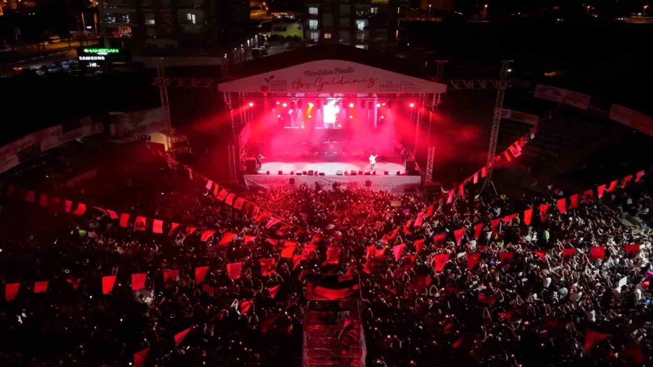 Kumlucada festival coşkusu Poizi konseriyle devam etti