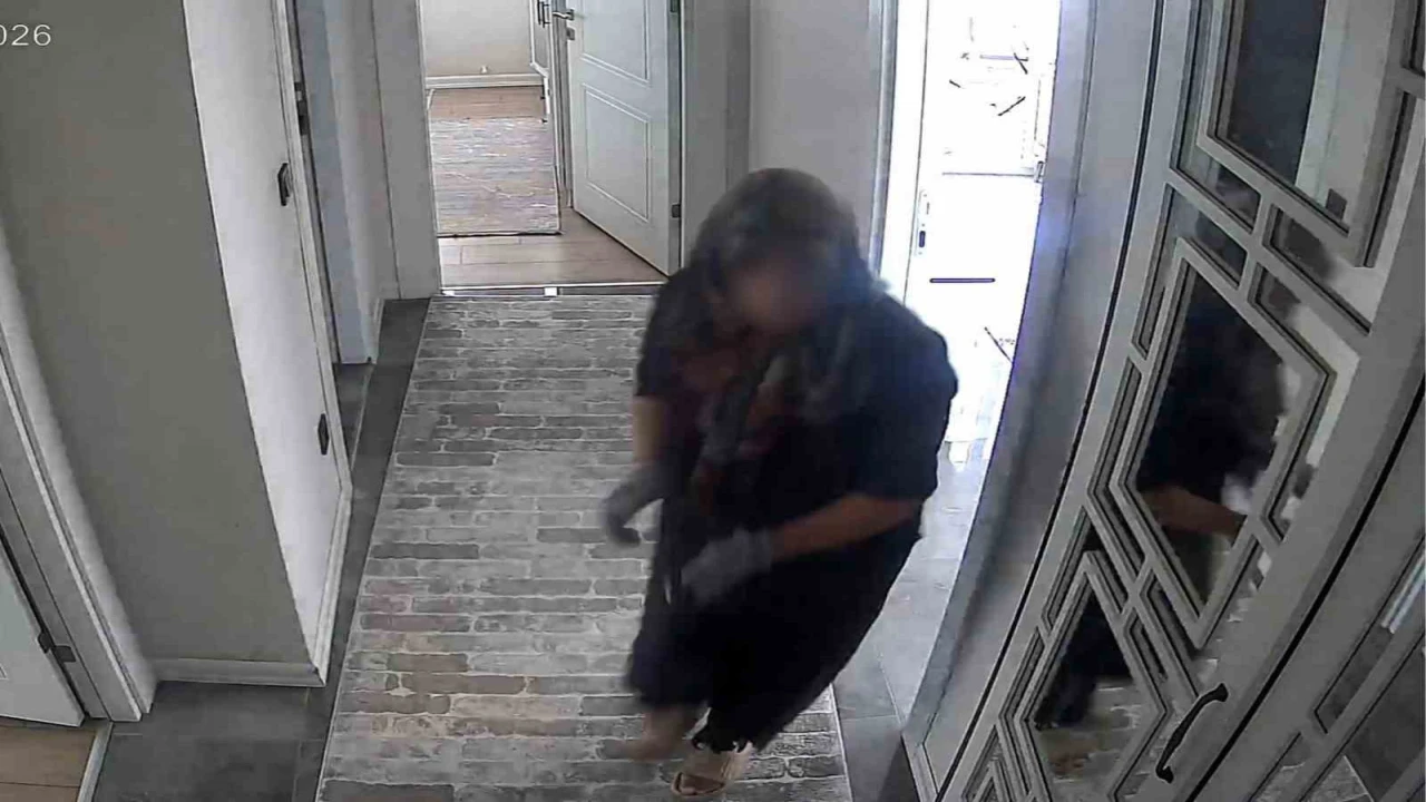 Kurbanlık parası çalındı: Şüpheli eldiven giyidi ama kamera detayını unuttu