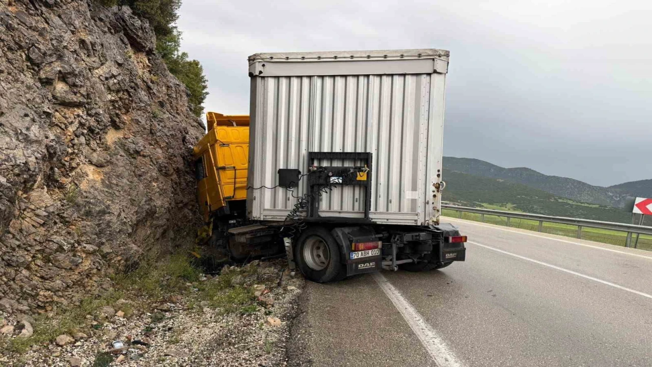 Makaslayan tır yol kenarındaki kayalıklara çarptı: 1 yaralı
