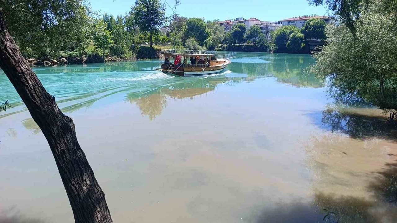 Manavgat Irmağında kaynağı belirlenemeyen görüntü endişelendiriyor