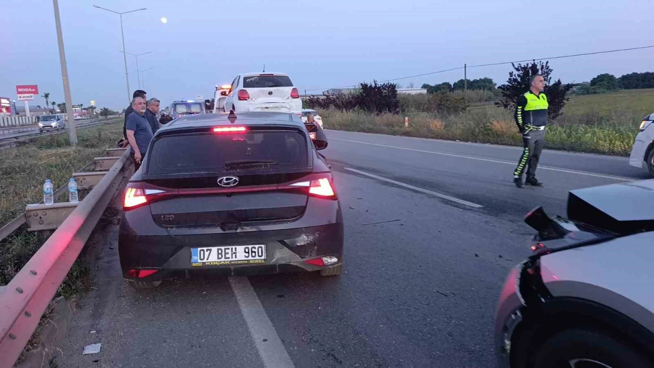 Manavgatta 3 araçlı zincirleme kaza: 2 yaralı