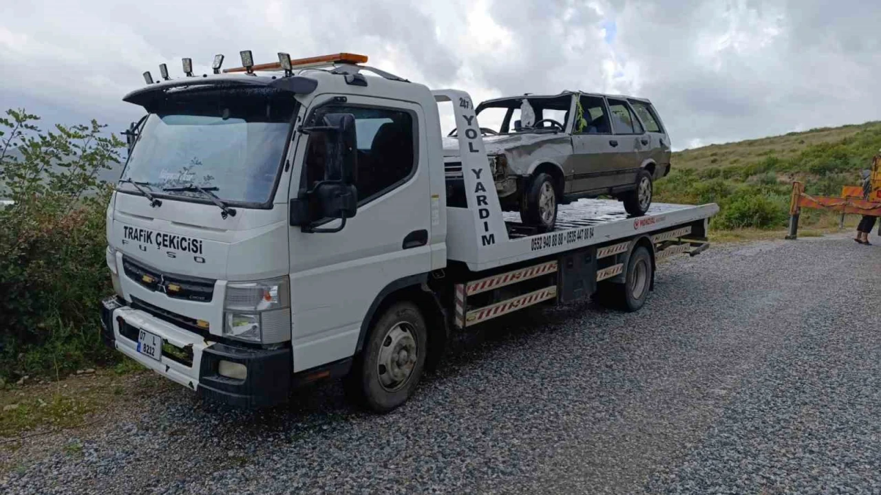 Manavgatta 40 metrelik şarampole uçan araçtaki 2 kişi yaralandı