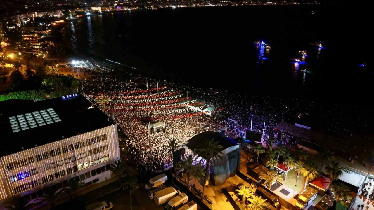 Melek Mosso Alanyada festivalde sahne aldı