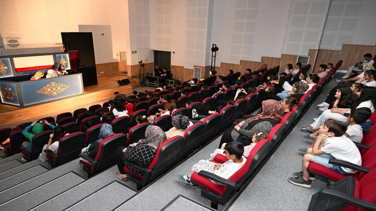 Mersin Büyükşehir Belediyesinden çocuklara kuklalı tiyatro sürprizi