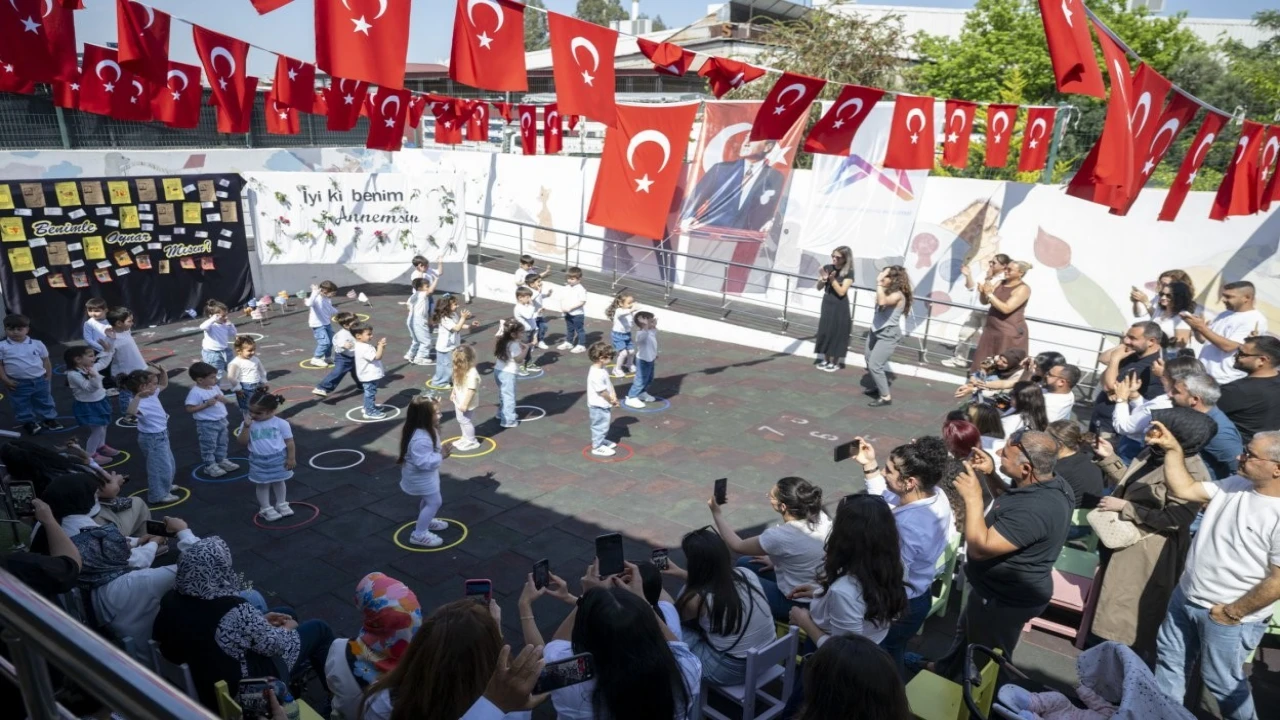 Mersinde Anneler Günü çocukların kahkahalarıyla kutlandı