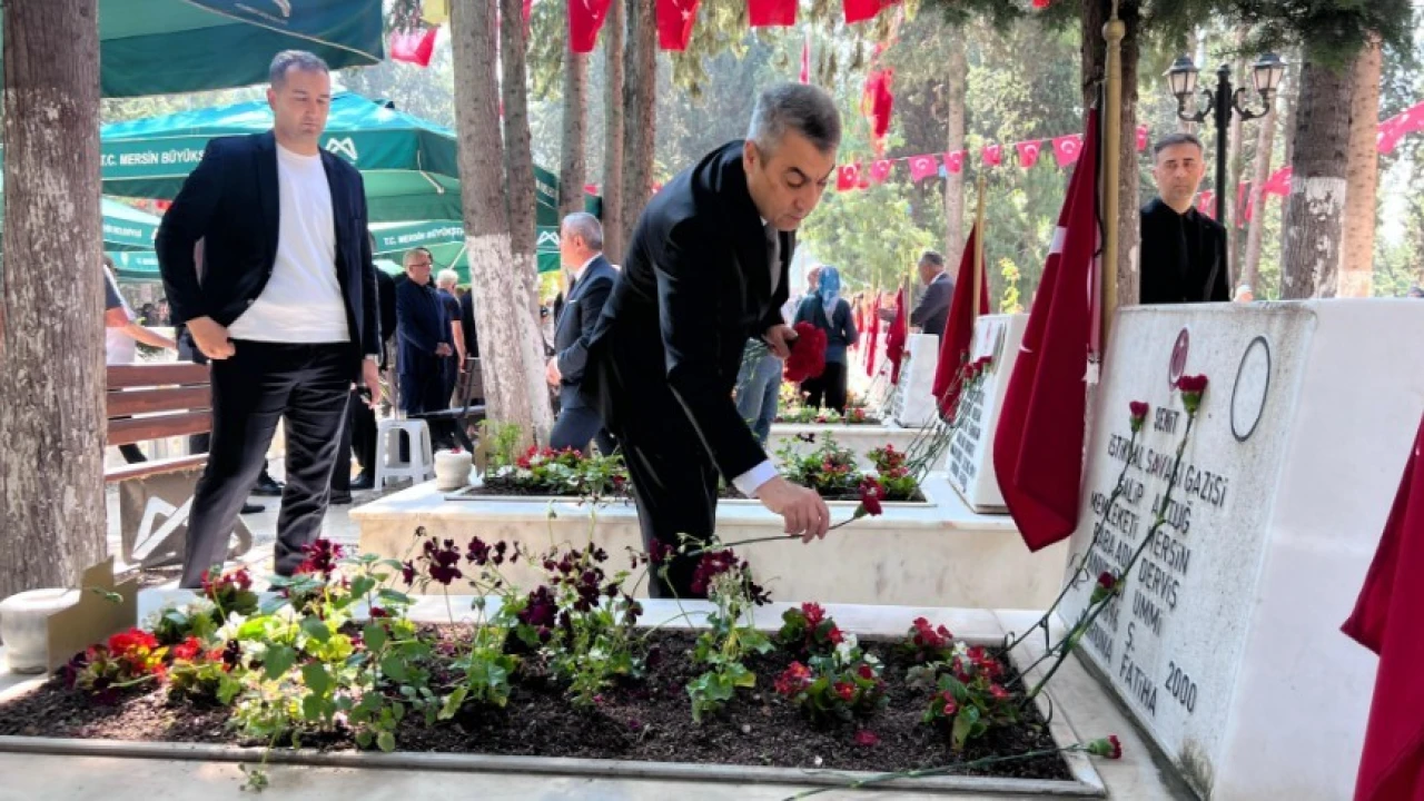 Mersinde bayramda şehitlik unutulmadı