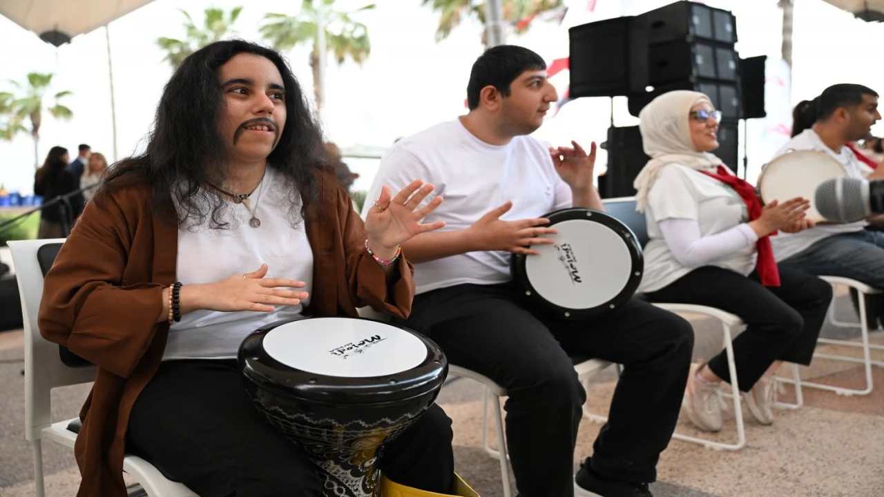 Mersinde engeller sanat ve müzikle aşıldı