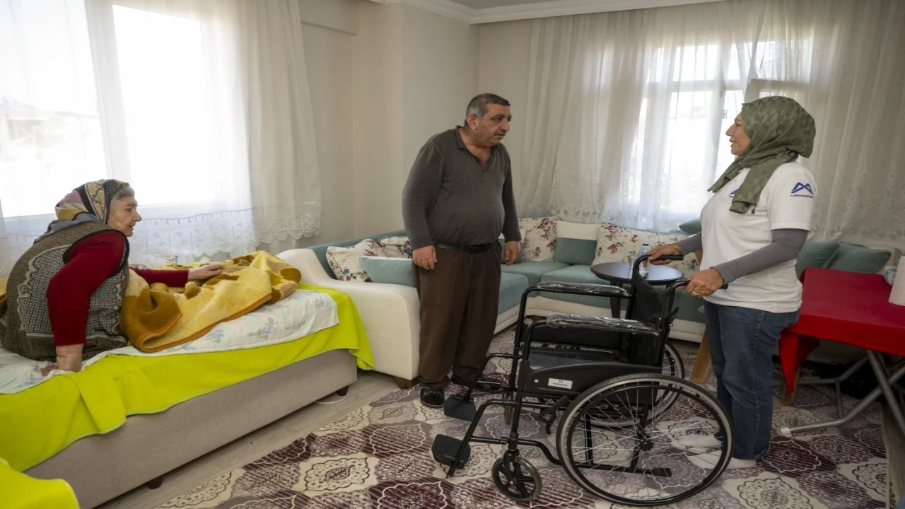 Mersinde engellilere tekerlekli sandalye ve hasta bezi desteği