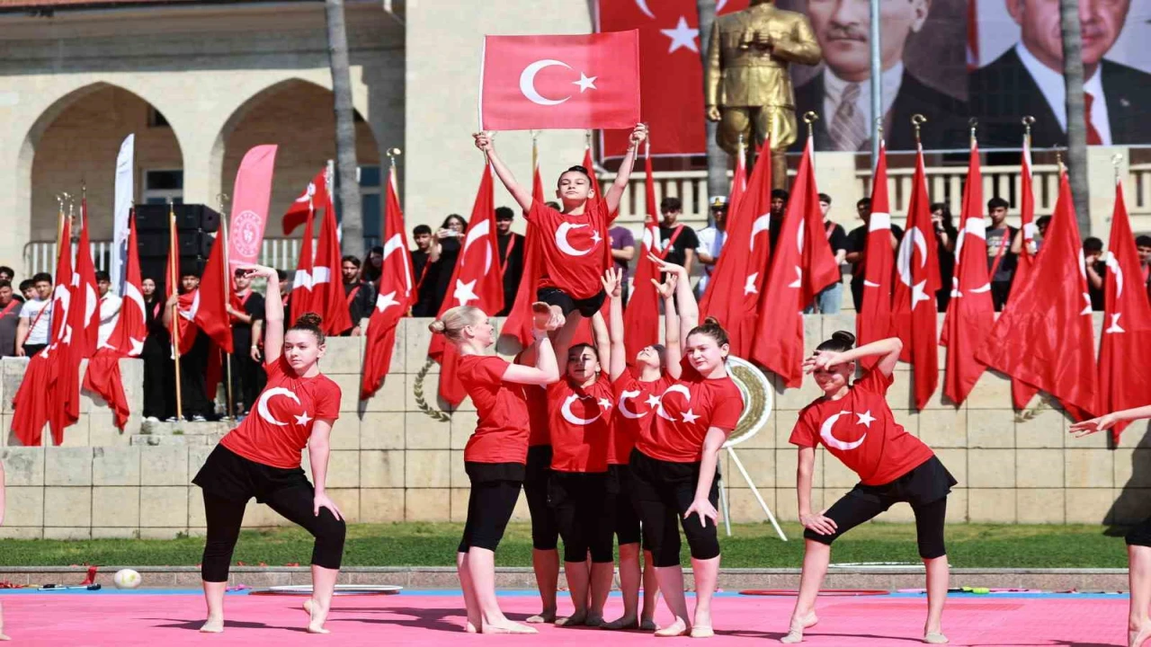 Mersinde Gençlik Bayramı renkli gösterilerle kutlandı