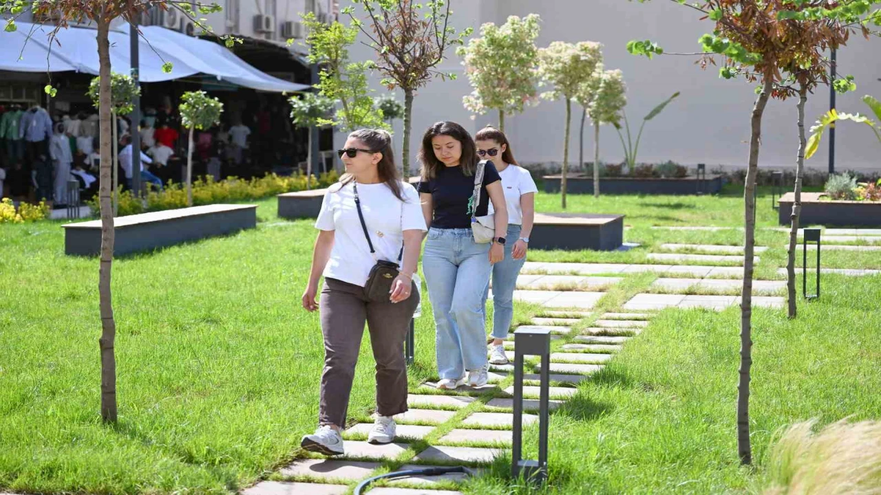 Mersinde Kırmızı Lacivert Kent Meydanı vatandaşların kullanımına açıldı