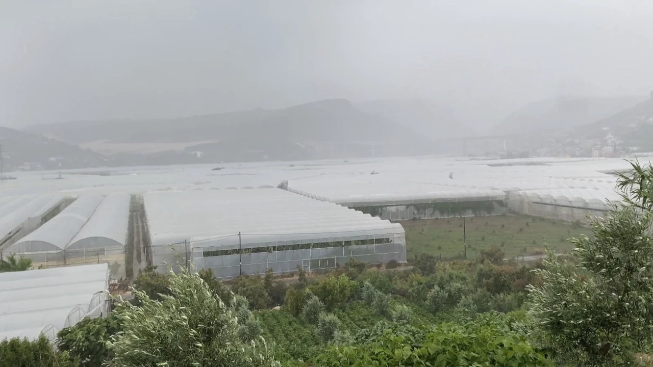 Mersinde meteorolojinin uyarısı sonrası yağış etkili oluyor
