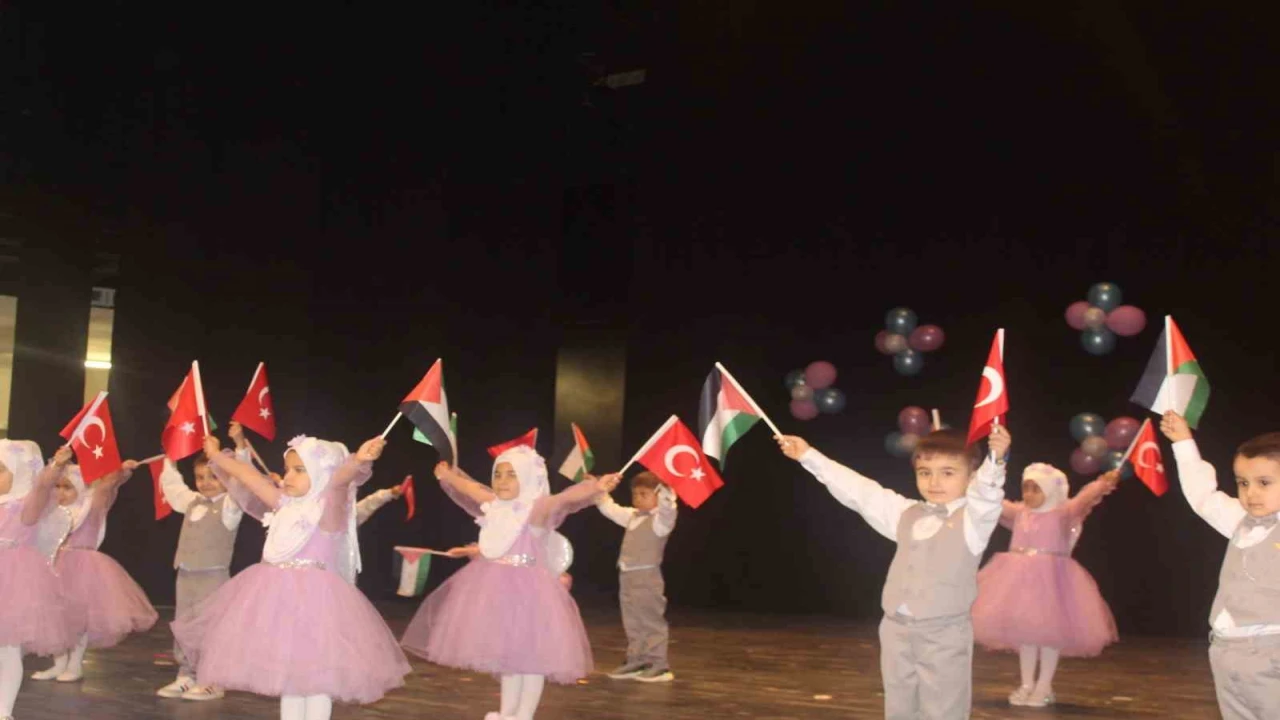 Mersinde miniklerin sahne performansı ilgiyle izlendi