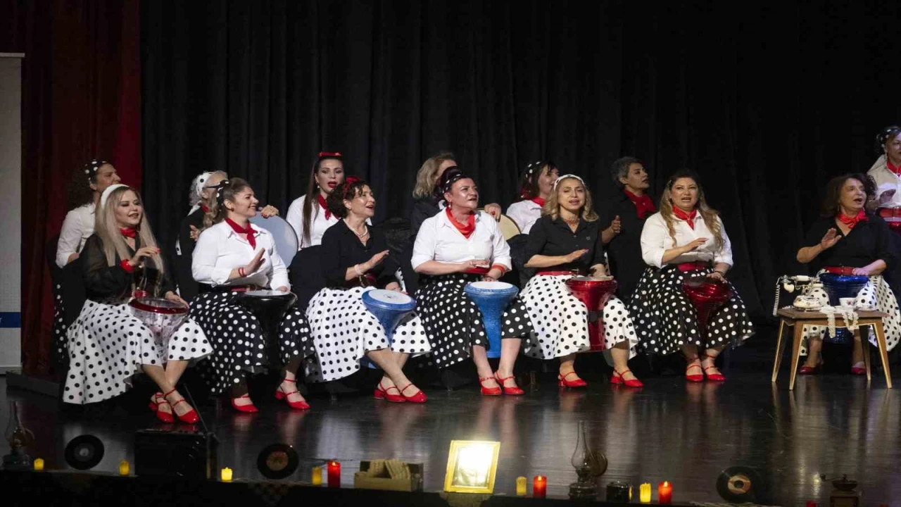 Mersinde ‘Naftalin Kokulu Anılar Sandığı konseri izleyenleri geçmişe götürdü