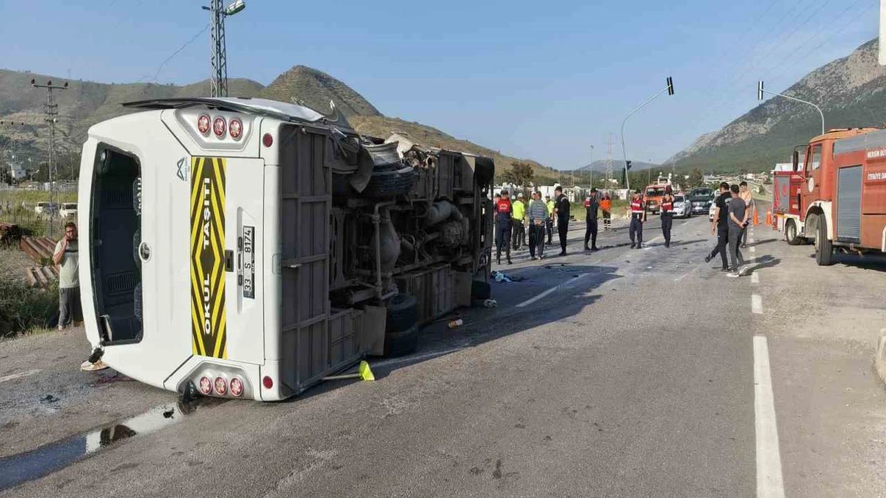 Mersinde öğrenci servisi devrildi: 17 yaralı