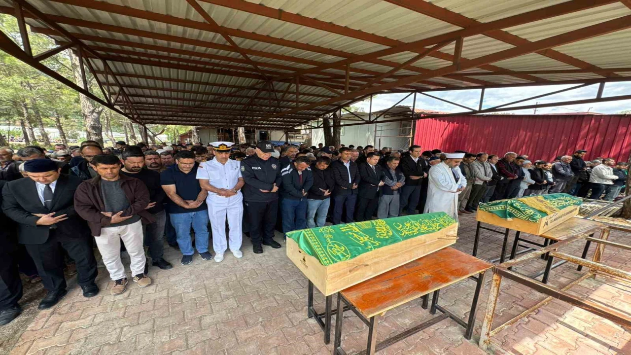 Mersinde ölen 2 kardeşin cenazesi gözyaşları arasında defnedildi