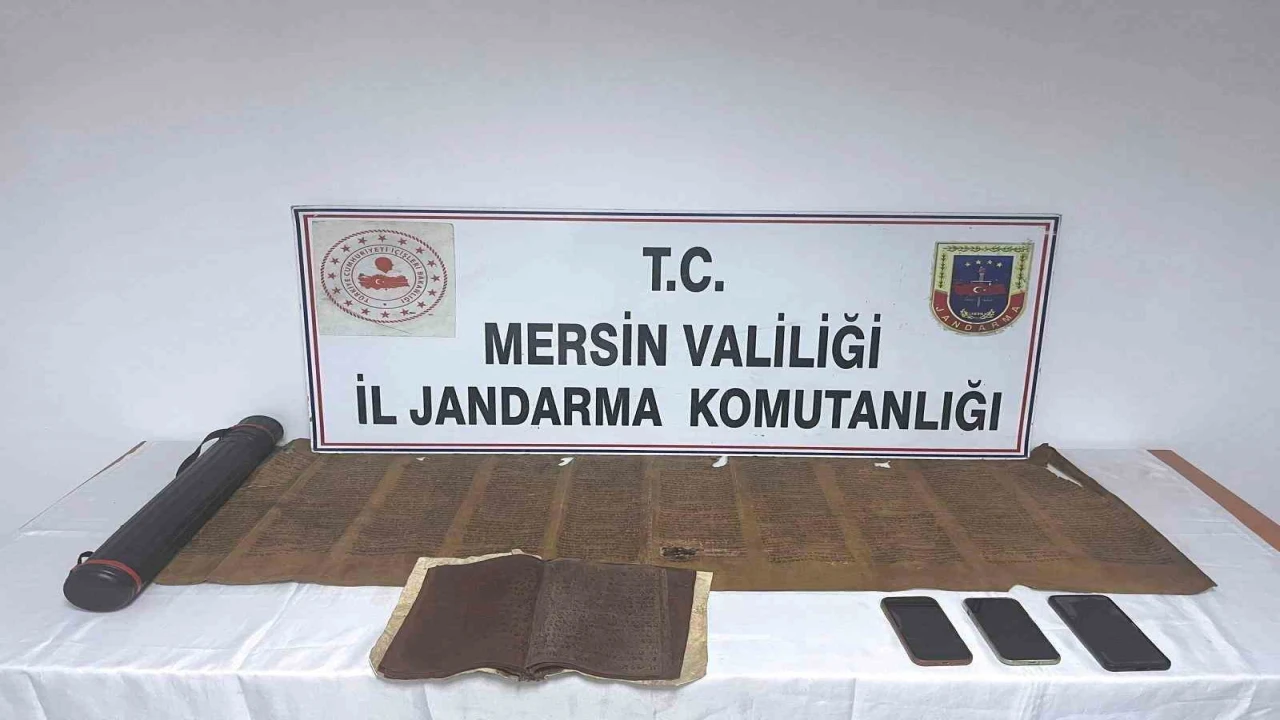 Mersinde tarihi eser operasyonu: Tevrat ve el yazması eser ele geçirildi