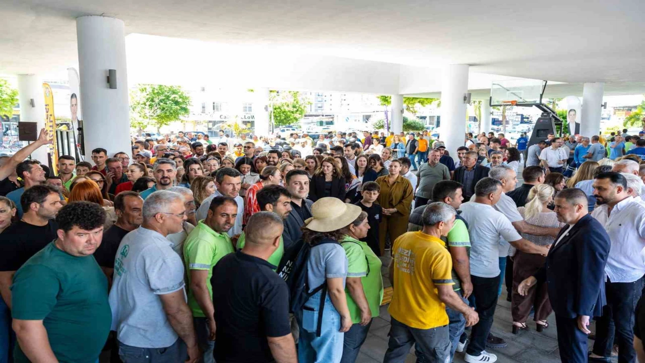 Mezitlide Başkan Tuncer personelle bayramlaştı